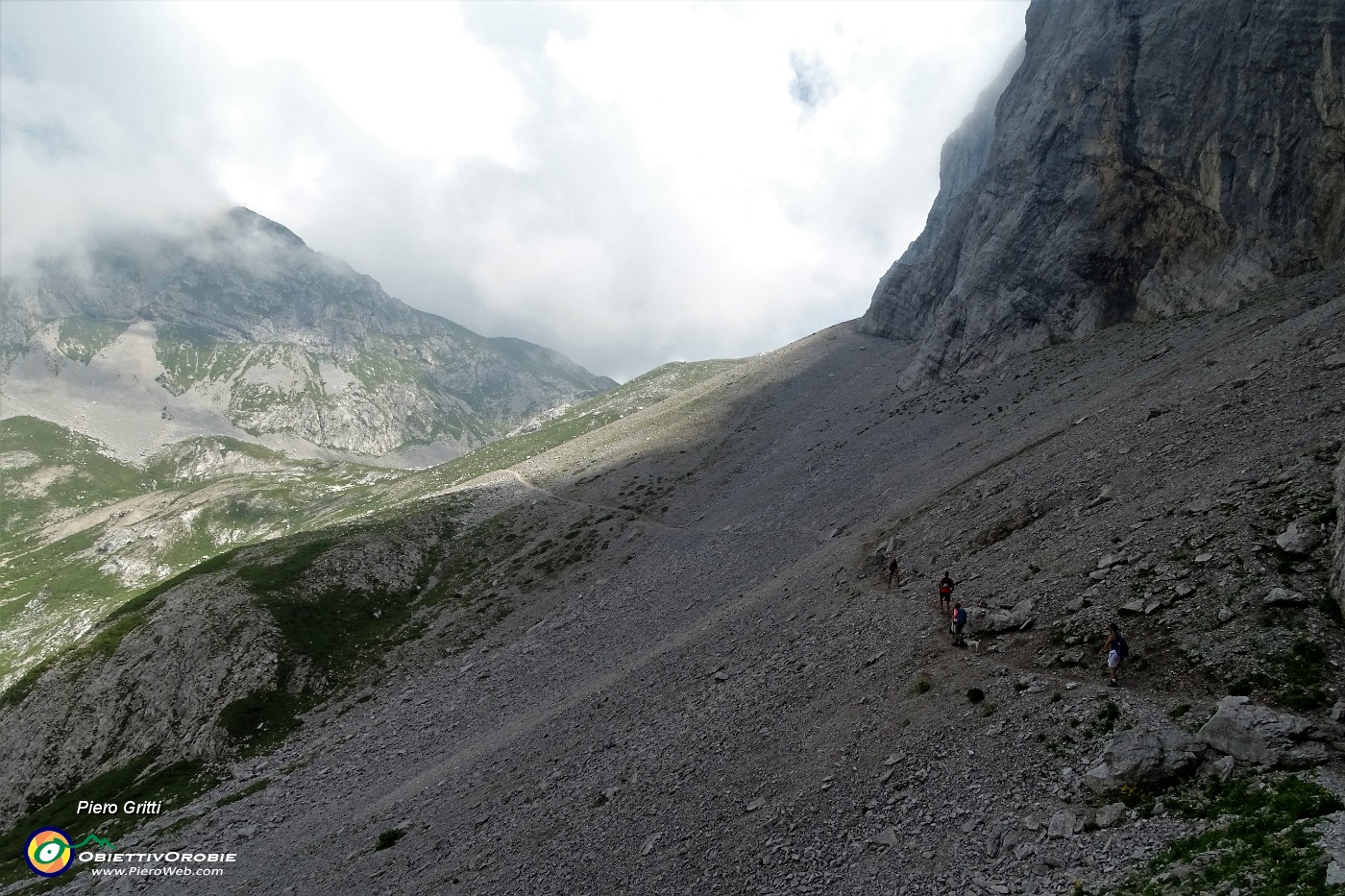 33 Ghiaioni e contrafforti rocciosi nel Mandrone.JPG